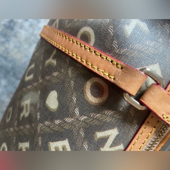 Dooney & Bourke (rare!!)
Barrel Brown/Tan/Cream Color Writing (Coffee) duffle - Picture 10 of 10